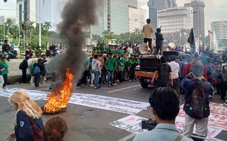Demo ‘Indonesia Gelap’ di Patung Kuda, Ratusan Mahasiswa Berteriak Sumpah di Hadapan Aparat