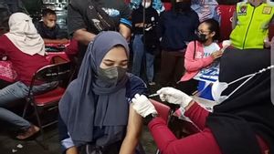Polres Sukoharjo Tetap Gencar Gelar Vaksinasi COVID-19 Meskipun Malam Hari