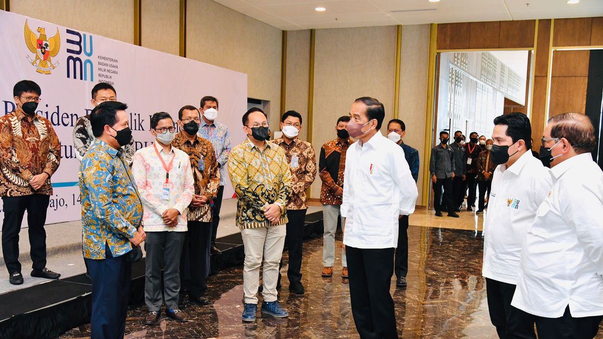 Jokowi Wanti-wanti SOEs: لا تدع تصاريح الاستثمار معقدة مثل البيروقراطية