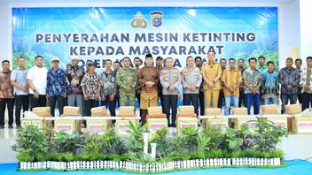 Kapolda Riau Bagikan 20 Mesin Ketinting ke Nelayan Meranti, Dorong Produktivitas Pesisir 