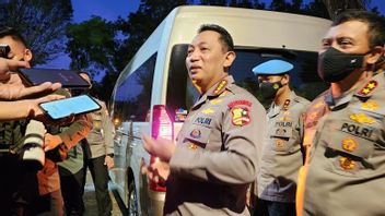 رئيس الشرطة يستعرض مباشرة إدارة الأمن والمرور في Kaesang العروس والعريس Kirab - إيرينا في سولو