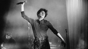 Luke Pritchard Buka Suara Mengenai “Persaingan” The Kooks dan Arctic Monkeys