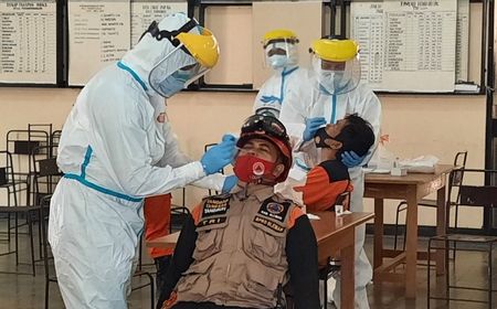 Cegah COVID-19, Relawan di Barak Pengungsian Merapi Jalani Swab Antigen