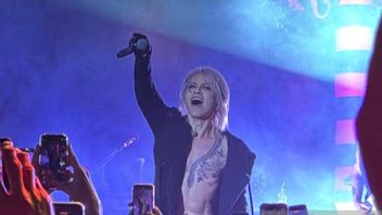 13年後、HYDEはスペクタクルステージアクションでジャカルタに再び登場します