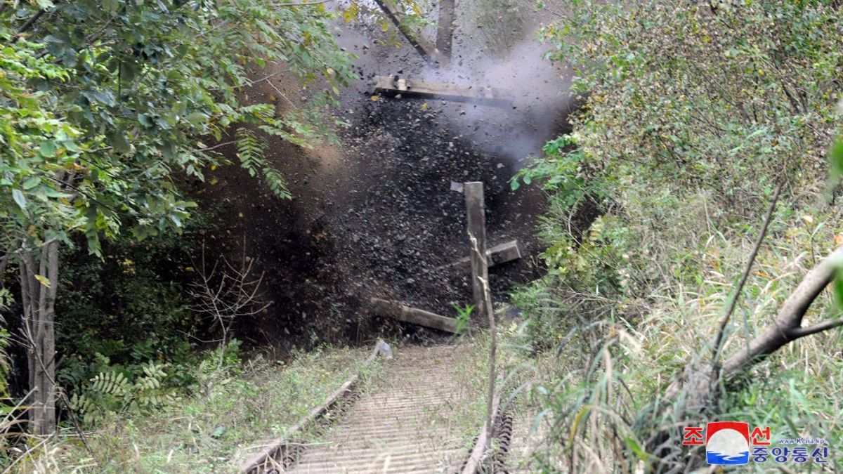 据报道,朝鲜在上周爆炸的韩国间道路上建造了一座建筑物