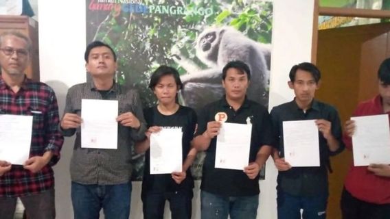 6 Climbers Light Smoke Bombs On Mount Gede Sanctioned With Prohibition Of Climbing 3 Years In Indonesia