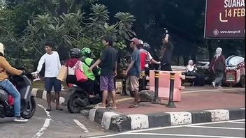 Pemotor Dimintai Uang untuk Lintasi Trotoar di Dekat DPR, Polisi: Kami Lakukan Penyelidikan
