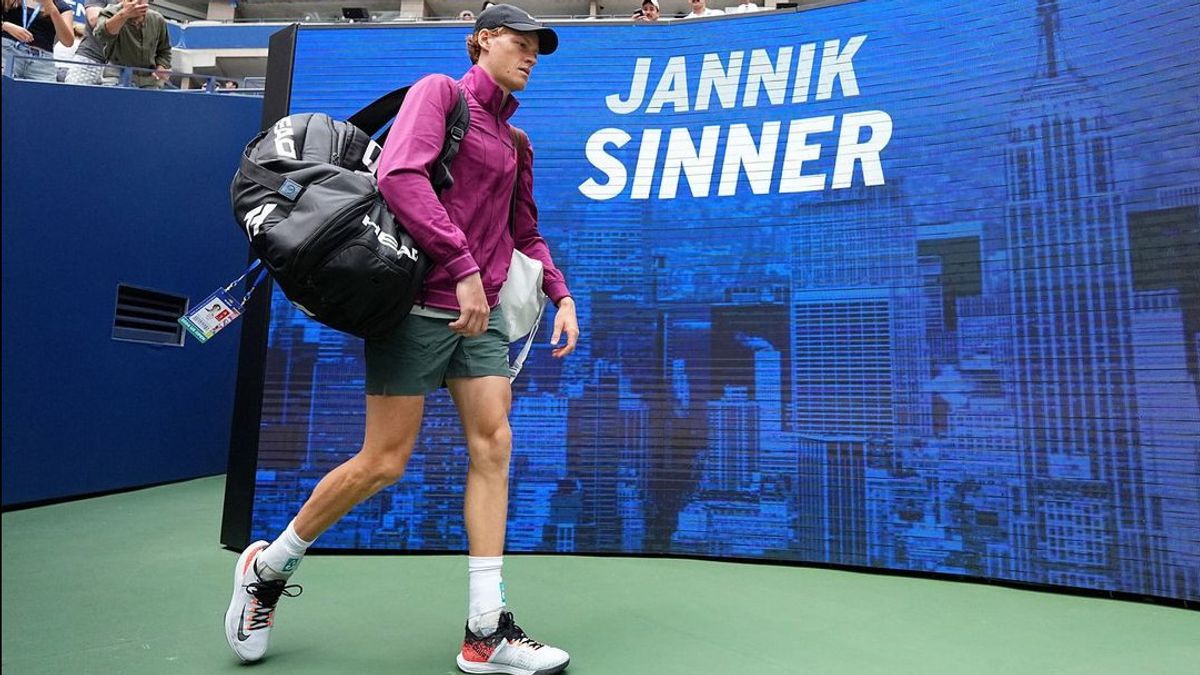 詹尼克·辛纳(Jannik Sinner)为她的姨妈颁发了2024年美国公开赛奖杯