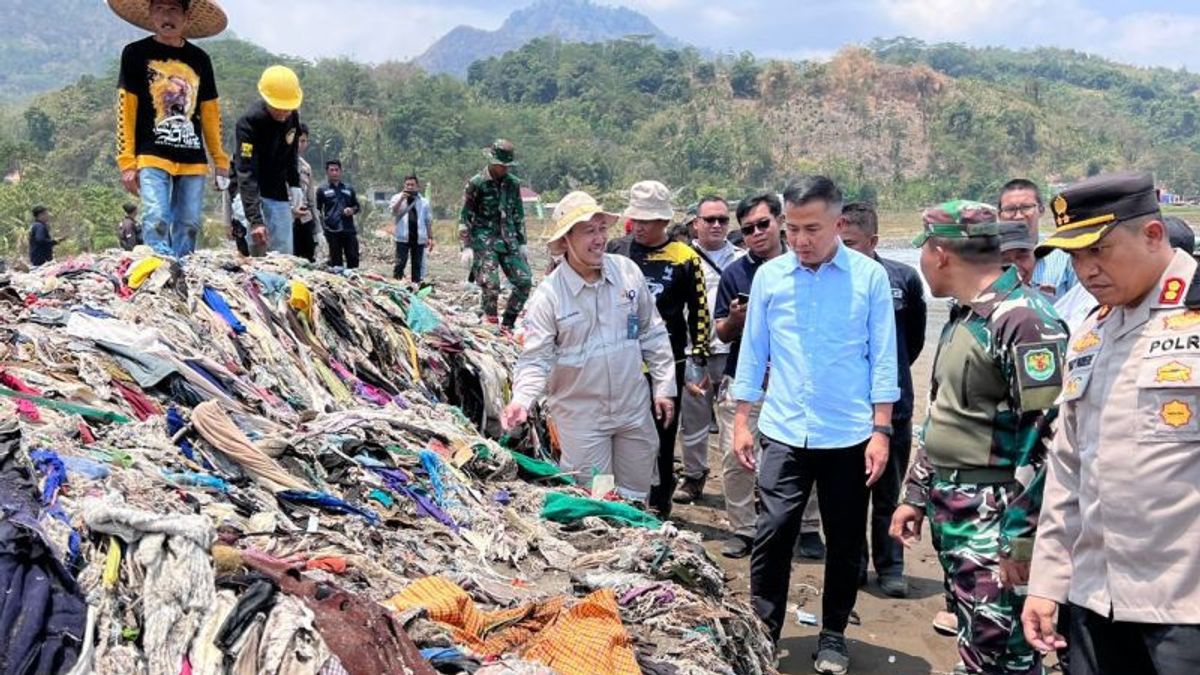 Was Highlighted By Pandawara, Bey Machmudin Blusukan To Cibuntun Beach Asks The TNI-Polri To Search Garbage Sources