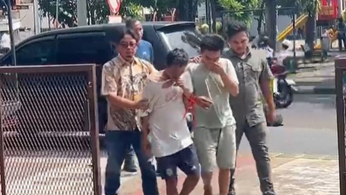2人のジャムレット加害者が、被害者の金のネックレスを奪った後、市場から帰ってきた住民に衝突