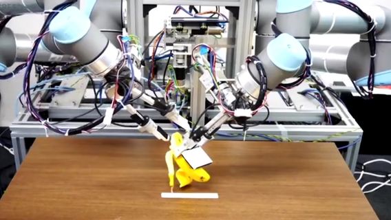 这个日本机器人在三分钟内成功剥掉了香蕉皮