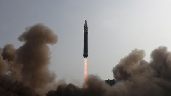 كوريا الشمالية تطلق صاروخا باليستيا متوسط المدى والجيش الكوري الجنوبي في حالة تأهب