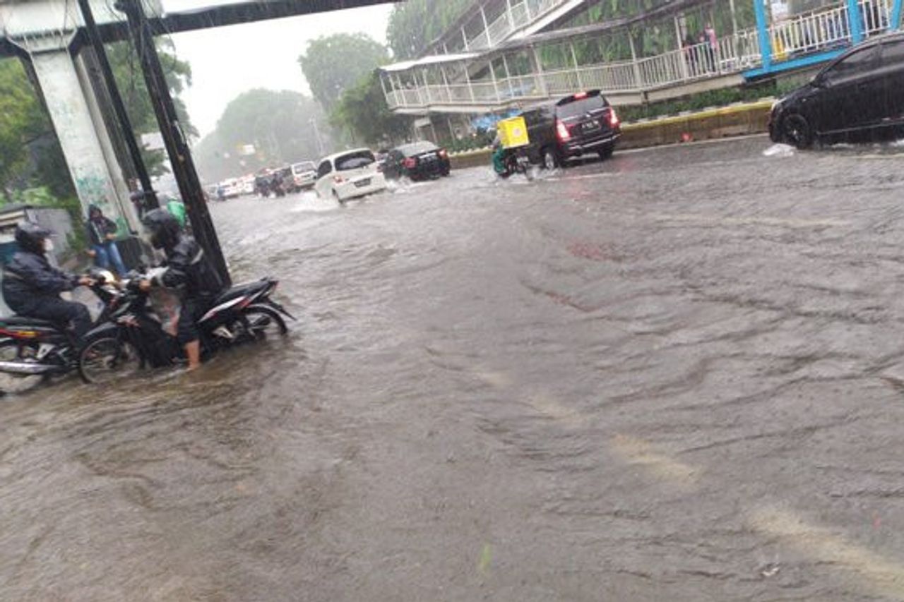 Heavy Rain Causes Stagnant Water In Several Areas Of Jakarta