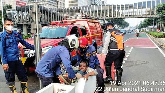  Duduk di Pembatas Sepeda GBK, Pria OGJ Masuk ke Rongga Beton, Diselamatkan Damkar