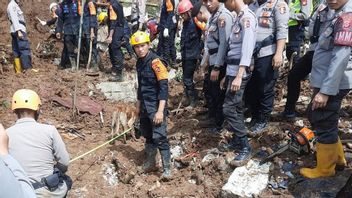 The National Police Use 16 K-9 Tracking Dogs Search For Victims Buried In Landslides Due To The Cianjur Earthquake