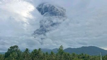 再次，Dukono山喷出火山灰