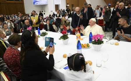 Paus Fransiskus Ajak 1.300 Orang Miskin dan Tunawisma Makan Siang Bersama