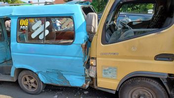 スピード違反、トラックがジャランラヤボゴールKM26の赤信号で停止している多数の車に衝突