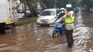 TMC Polda Metro Infokan Genangan Setinggi 70 Cm, Warganet: Enggak Usah Malu Ngomong Banjir, Pak