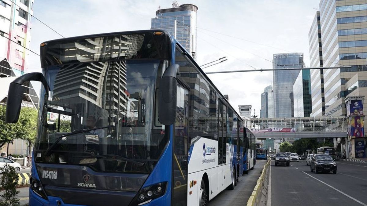 Police Look For A Porsche Car That Breaks The Busway And Ask The TransJakarta Bus To Backtrack