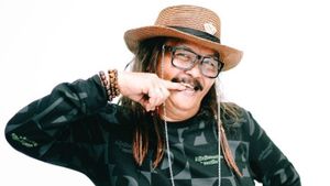 Voyant en arrière Jhonny Iskandar, icône indonésienne de musique joke