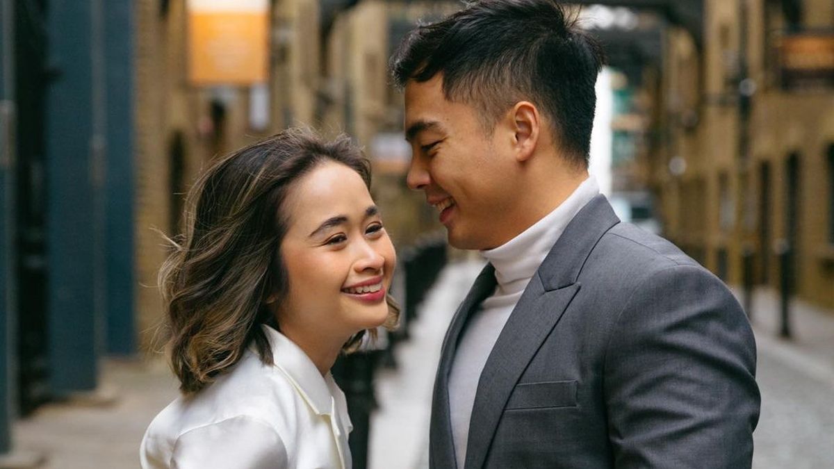 After 10 Years Of Dating, Gritte Agatha And Arif Hidayat Do Prewedding Portraits In London