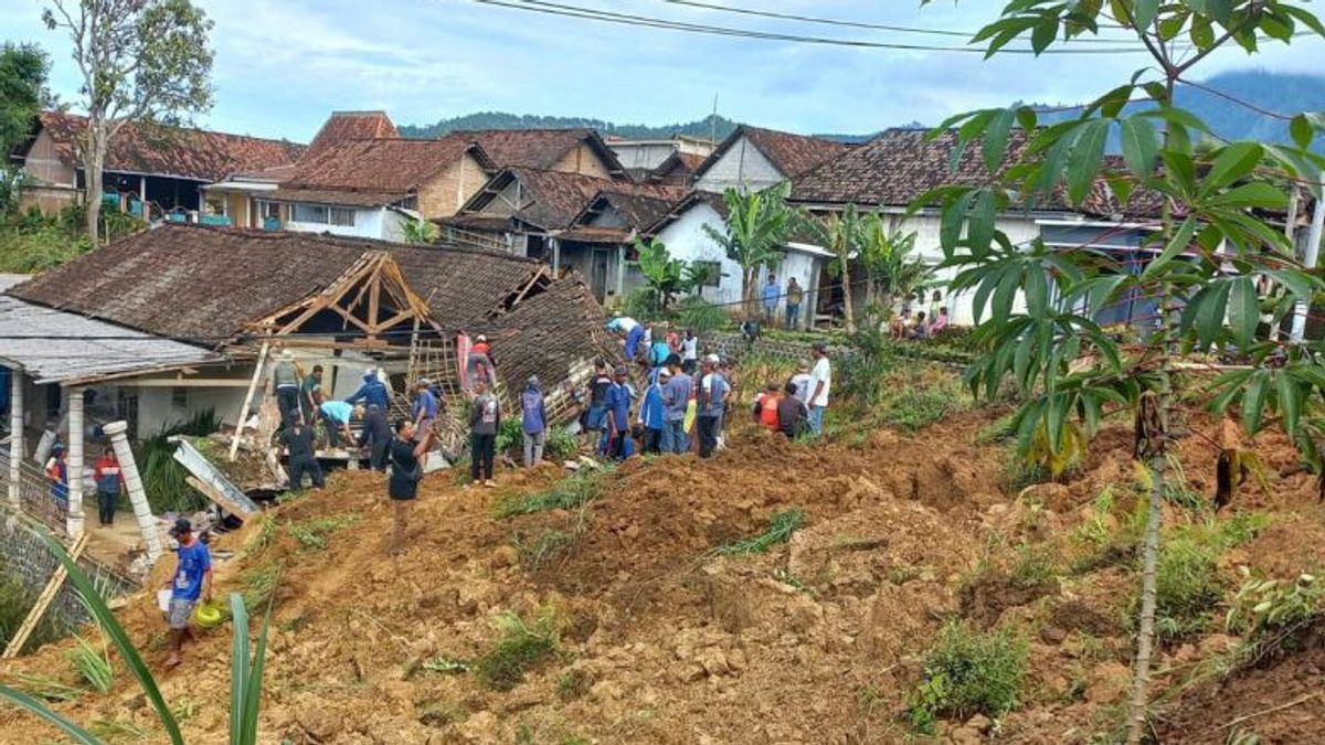 Plt Bupati Pastikan Pemkab Relokasi dan Bantu Bangun Rumah Korban Longsor di Ponorogo 
