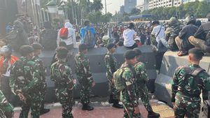 Pengamanan Luar Gedung DPR Kini Diganti TNI, Massa Kembali Berdatangan