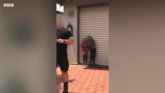 Tega! Un homme en Australie Ouest Ikat 3 enfants avec un câble après avoir nagé dans une propriété vide