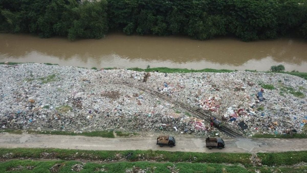 Pemkab Bekasi Ancam Pidanakan Pembuang Sampah Kali CBL