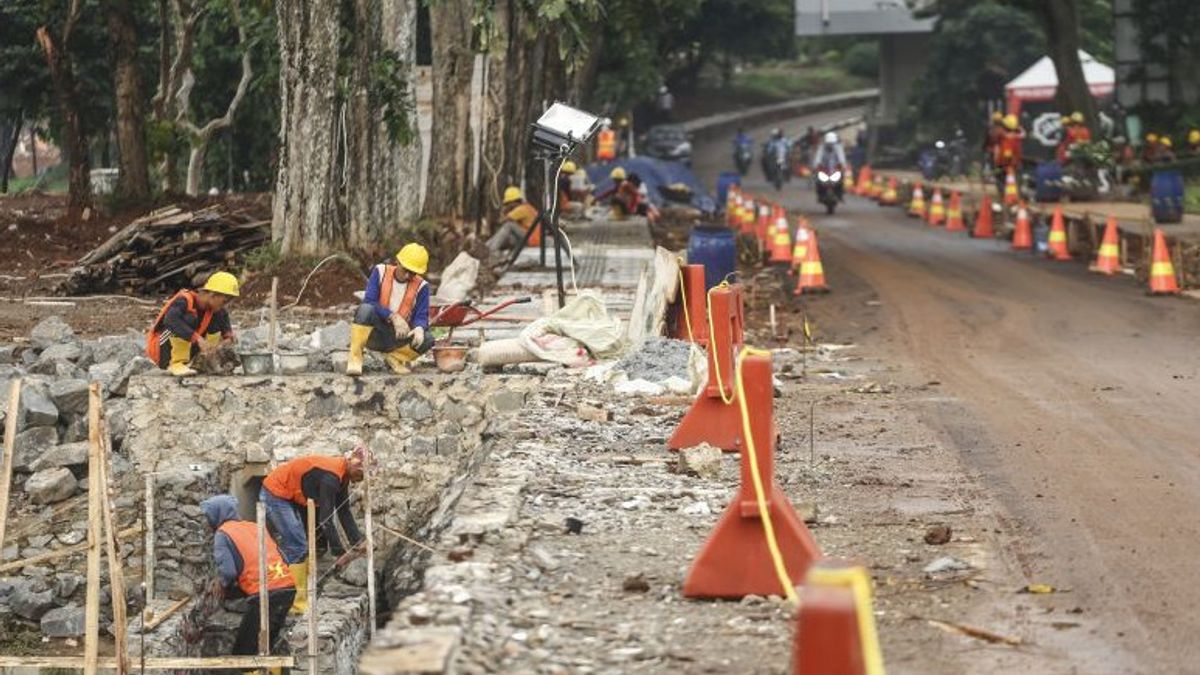 The East Jakarta City Government Cleans Up The Sidewalk In Front Of The Ciracas Market Which Is Often Used As Street Vendors And Illegal Parking