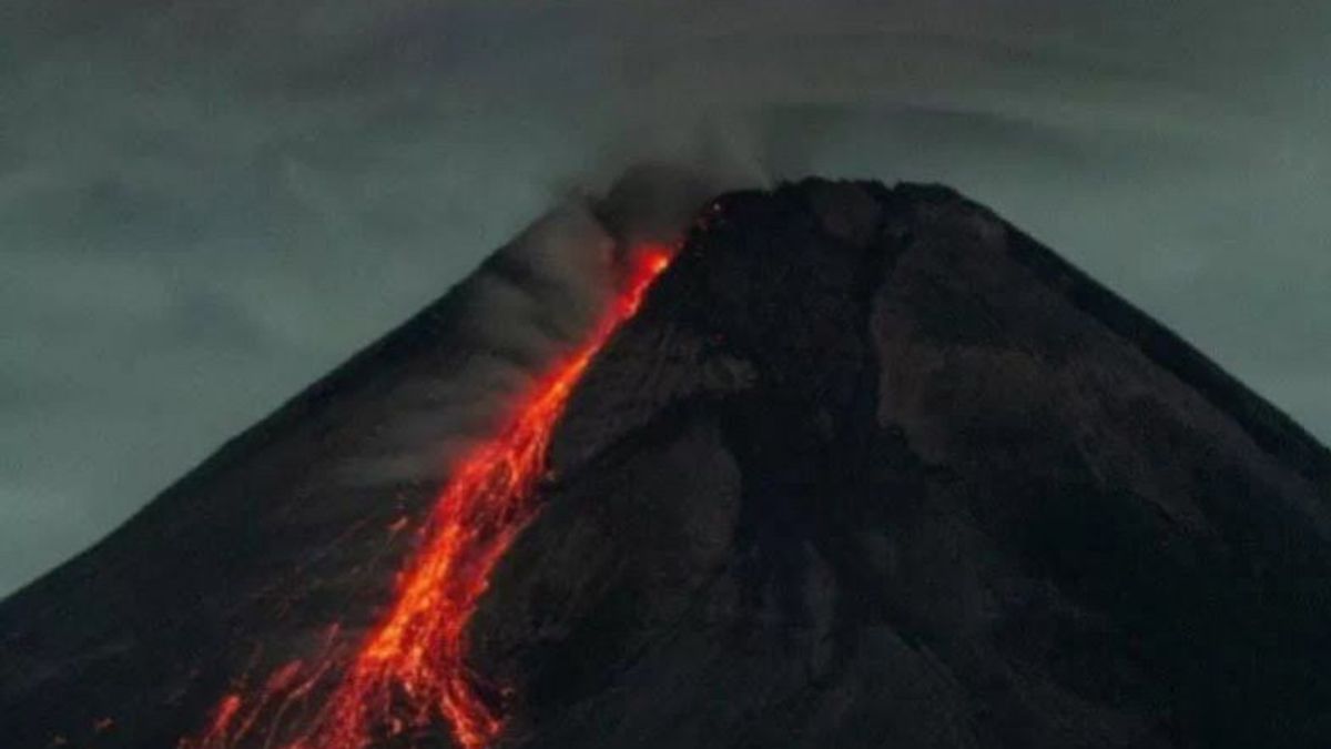 メラピ山は1.5キロメートル離れた溶岩雪崩の16倍を放出します
