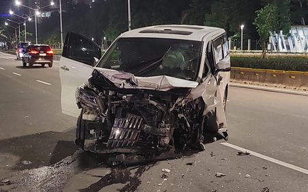 Diduga Ngantuk, Sopir Toyota Alphard Putih Tabrak Pembatas Jalan di SCBD Sudirman