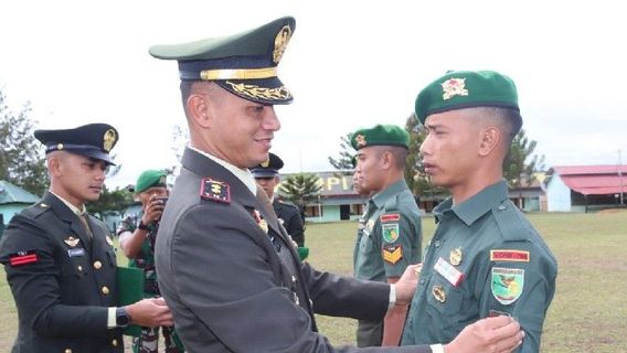 TNI77周年、KSADが4人のヨニフ756/ウィマネ・シリ・パプア兵士に賞を授与