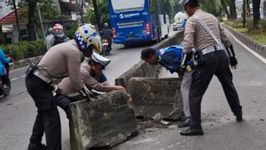 Jadi Sumber Kemacetan, Separator Busway di Slipi Diperbaiki Petugas Kepolisian