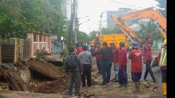Jalan Ambles, Surabaya City Government Builds Emergency Bridges For Citizen Access