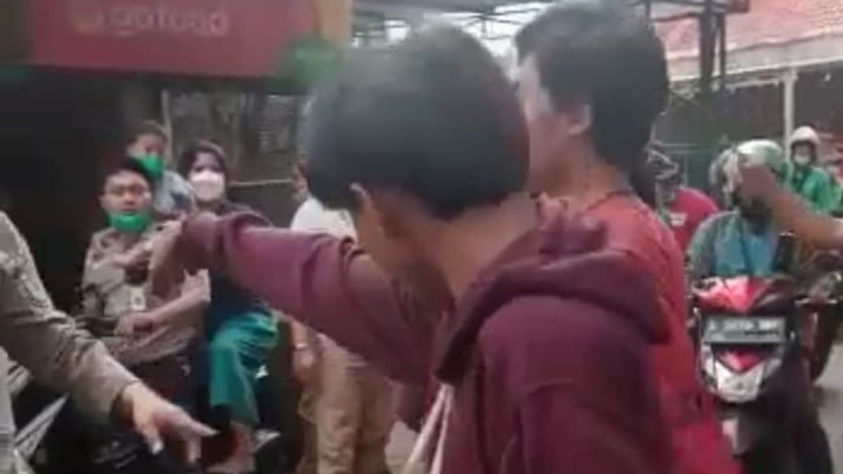 Sopir Angkot yang Pukuli Anggota Satpol PP, Ternyata Juga Dilaporkan Ibu-ibu, Kasusnya Tabrak Mobil