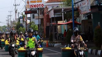 ركوب القفف والشرطة والقوات المسلحة الإندونيسية في عصابة سوكوهارجو سوسوري لتوزيع الضروريات الأساسية
