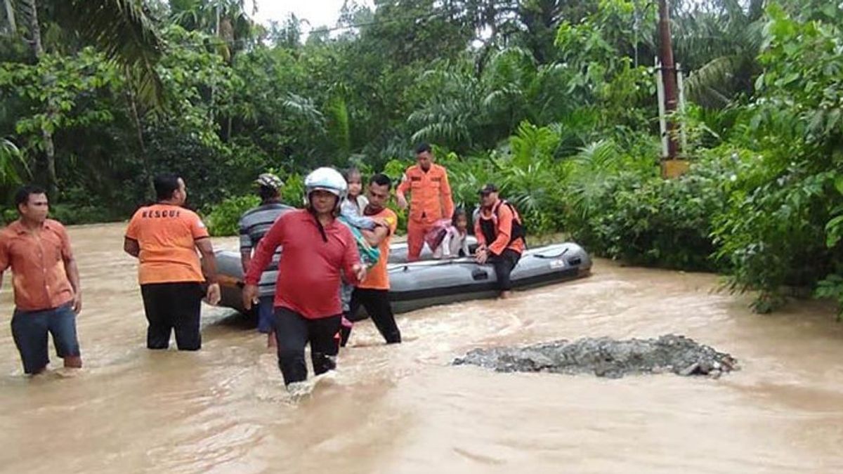 Terendam Banjir di Aceh Tamiang, Warga Dievakuasi Tim SAR