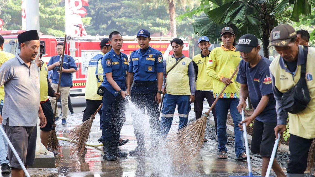 Ratusan Petugas Gabungan Bersihkan Fasum di Sekitar Monas Jelang HUT RI