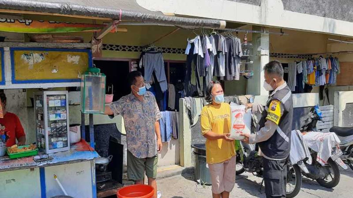 Polresta Surakarta Bagi-bagi Beras 5,5 Ton untuk Warga Terdampak PPKM