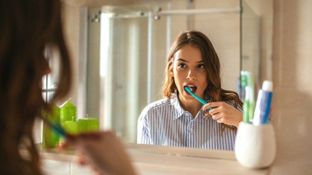 7 Causes Of Nausea When Brushing Your Teeth And How To Overcome It