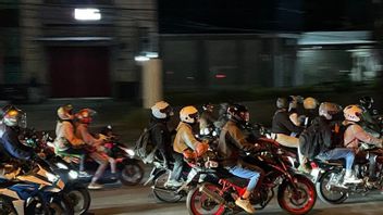Les motocyclistes commencent à remplir le chemin de Pantura Cirebon ce soir
