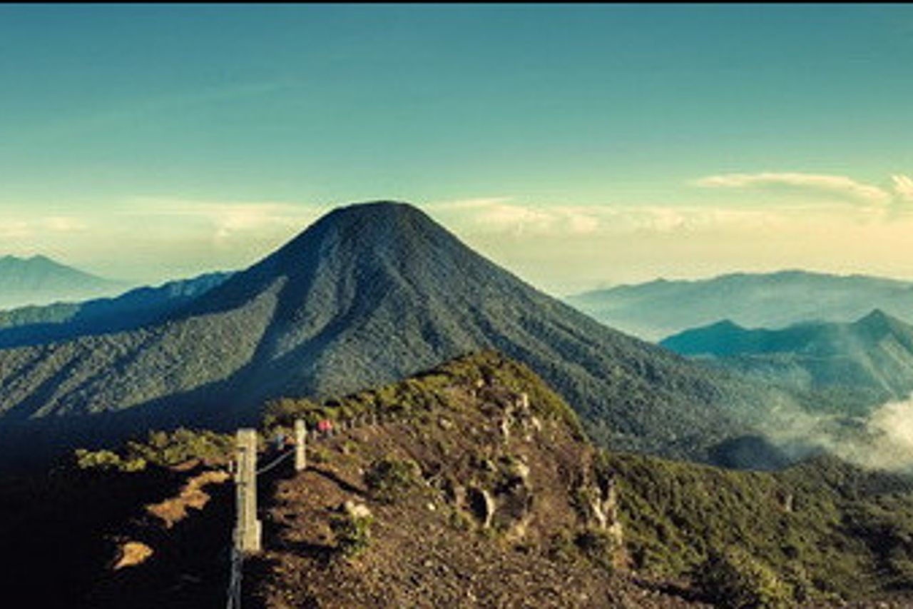 Polisi Buru Pendaki Berfoto Bugil di Gunung Gede Pangrango