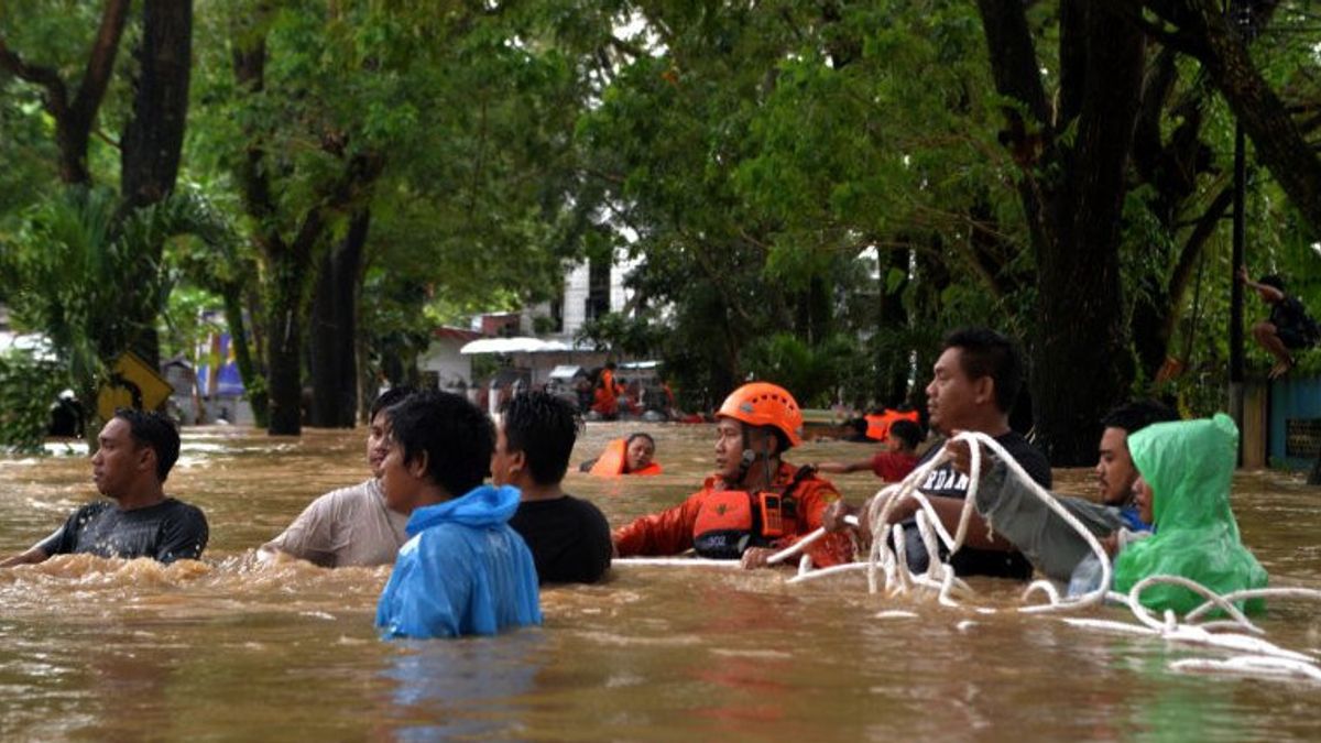 الفيضانات في روكان هولو رياو Recede، ولكن السكان في حالة تأهب لمتابعة الفيضانات، وضباط الجيش والشرطة المشتركة على أهبة الاستعداد