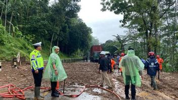 Jalan Yogyakarta-Semarang di Pringsurat Temanggung Tertutup Longsor