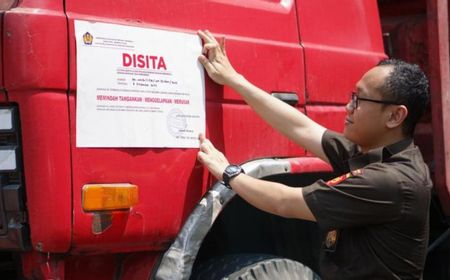 2 Mobil dan 4 Truk Aset Penunggak Pajak Disita