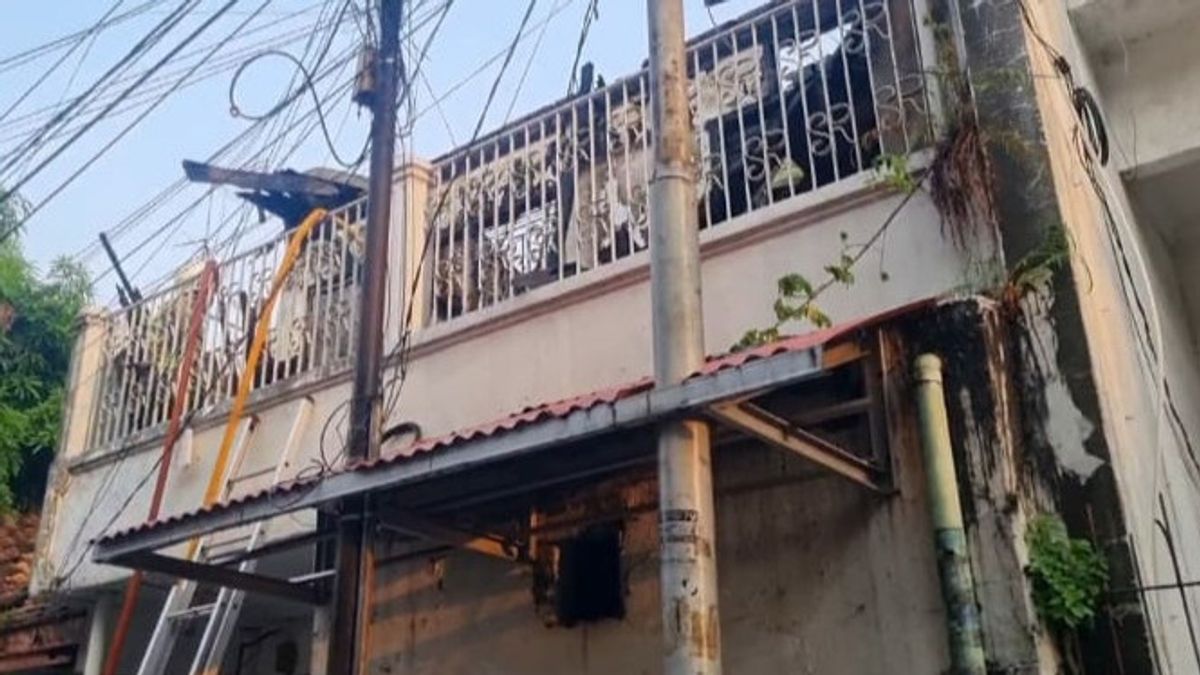 Akibat Korsleting Listrik di Lantai 2, Rumah Bertingkat di Pasar Baru Dilahap Si Jago Merah