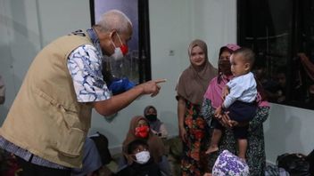 'Kalau Lauknya Tak Enak, Bilang ya Bu', Kata Ganjar Pranowo ke Korban Banjir di Tempat Pengungsian