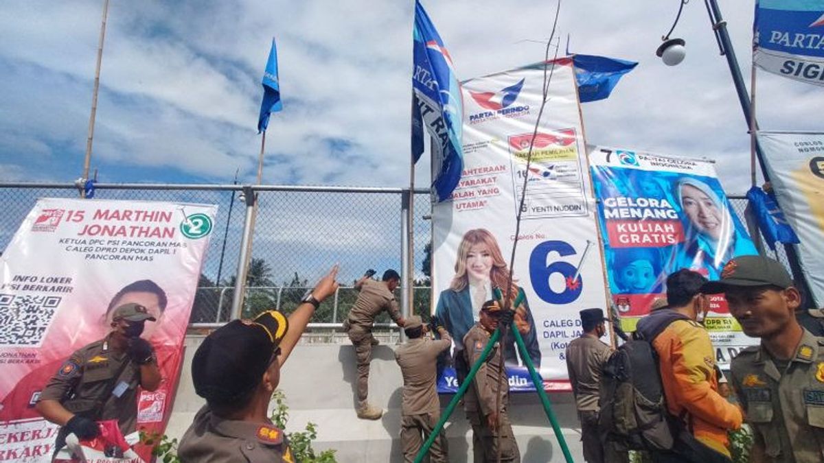 Baliho Caleg qui a été arrêté par une équipe conjointe de la rue Margonda Depok